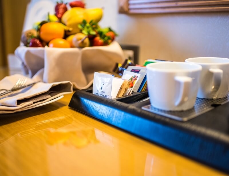 In the room of Hotel Touring Carpi you'll find fruit and a kettle