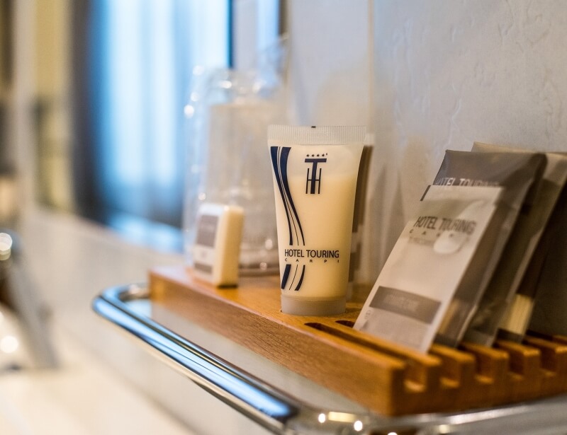 Delicata linea cortesia nelle camere dell'Hotel Touring a Carpi