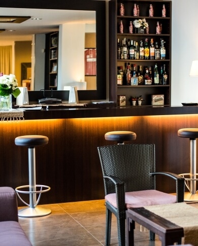 L'Hotel Touring a Carpi offre un bar con drink e stucchini