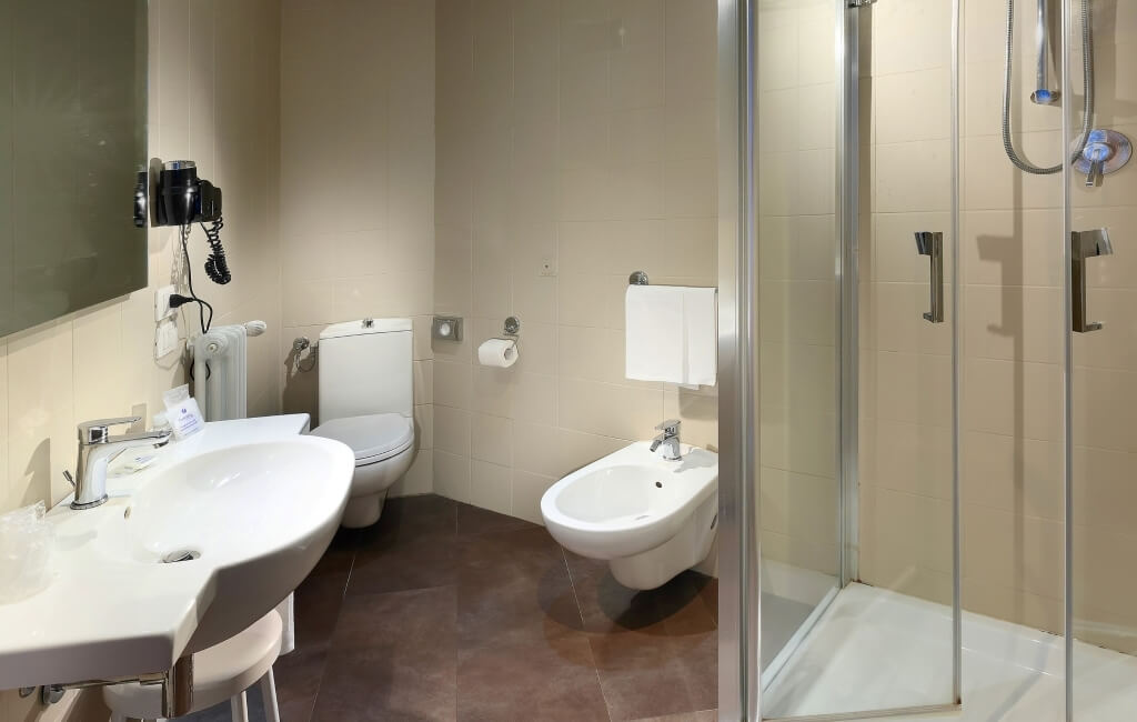 bagno camera superior con balcone