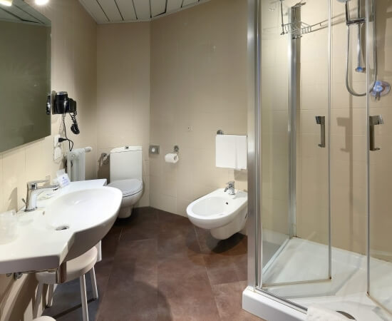 bagno camera superior con balcone