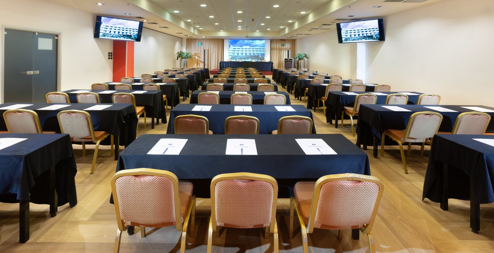 Sala meeting Firenze con banchi