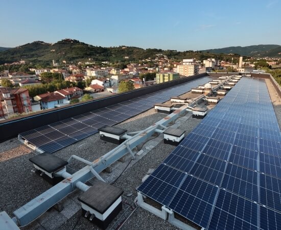 tetto hotel con pannelli fotovoltaici 