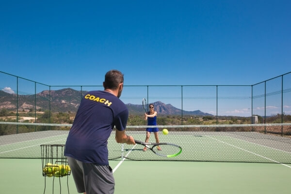 Lezione di tennis a Is Molas