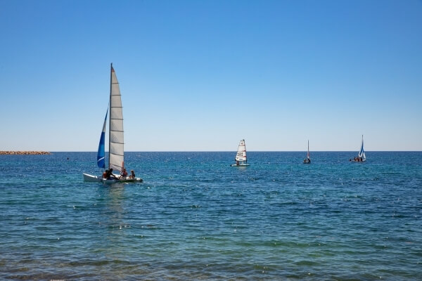 Barche a vela a baia Porto Agumu