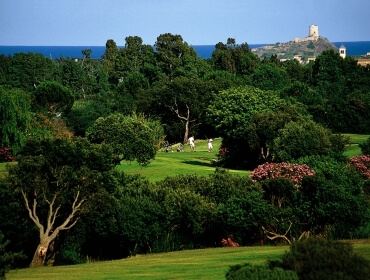 Campo da golf con vista su torre di Nora