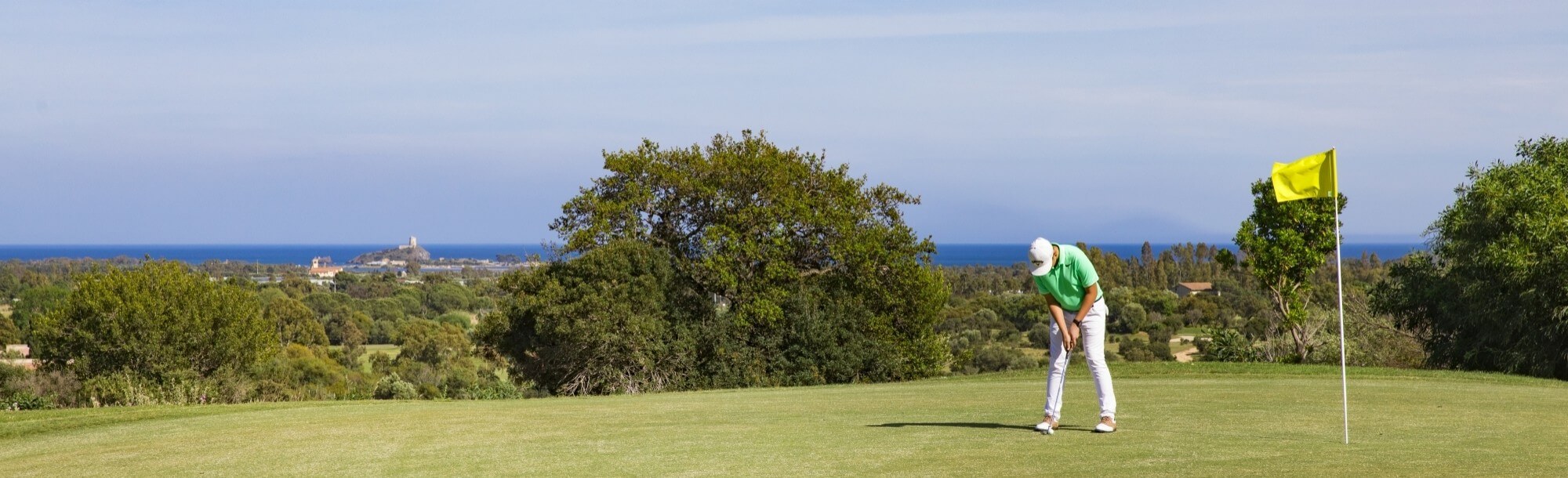 Uomo su campo da golf vista mare
