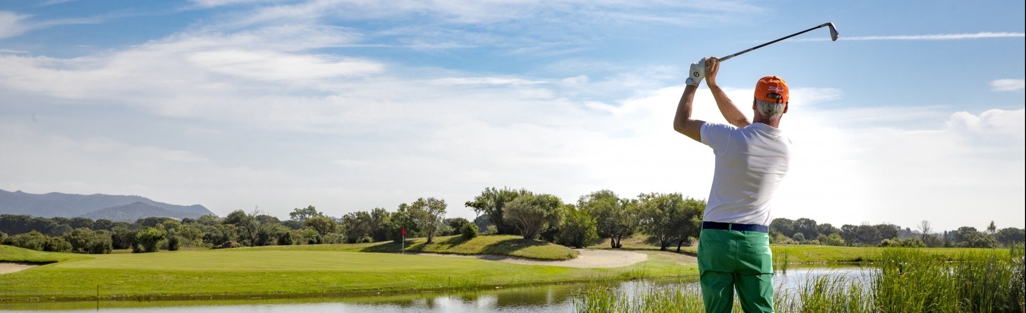 Lancio su lago campo golf Is Molas