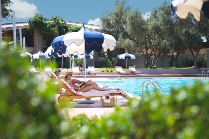 Bordo piscina La 19 Pool Club Is Molas