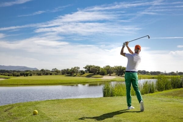 Lancio su lago campo golf Is Molas