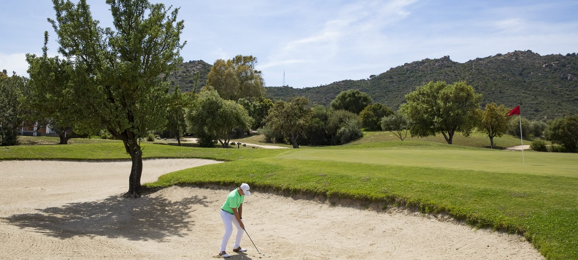 Uomo vicino a buca in campo da golf