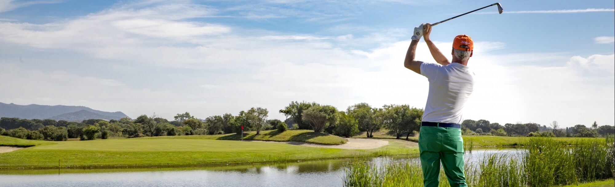 Lancio su lago campo golf Is Molas