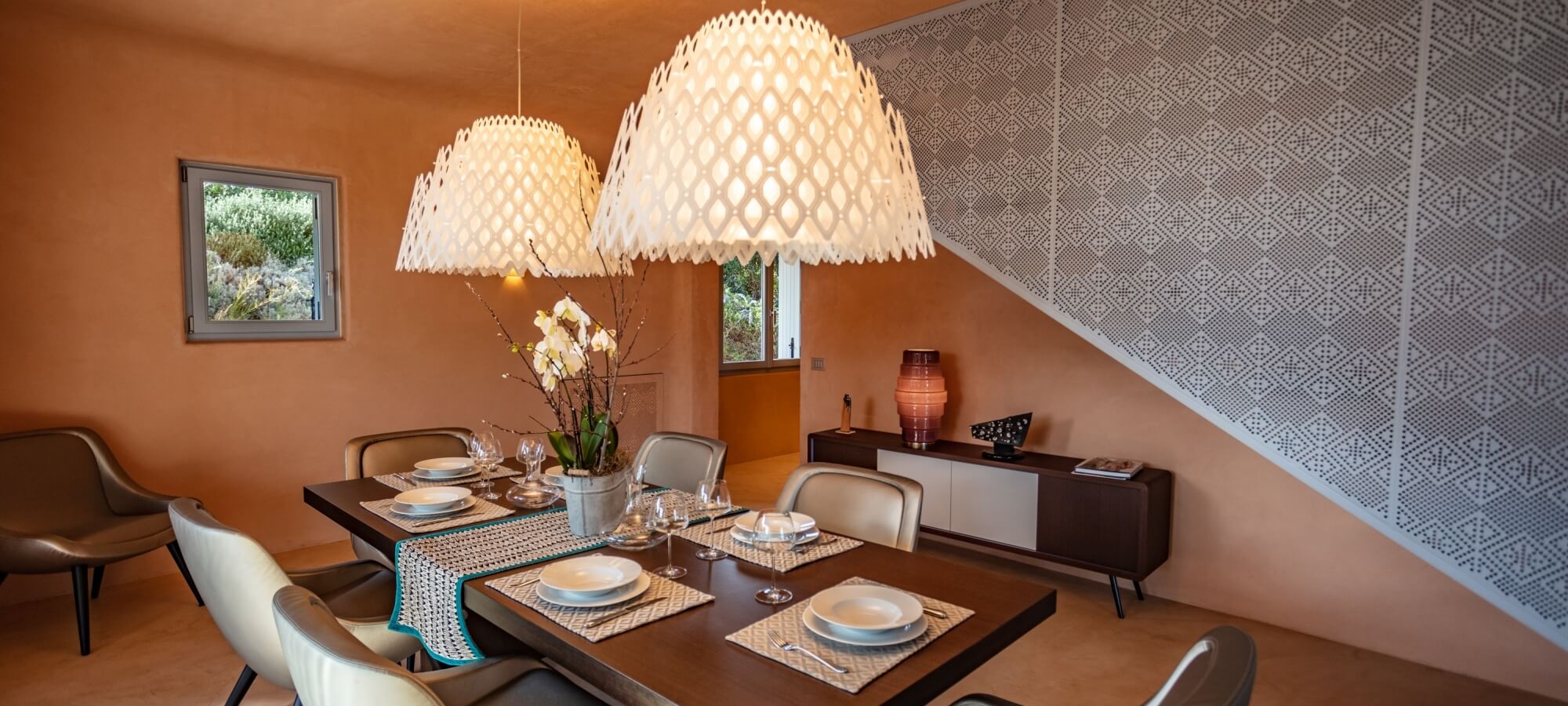 Tavola apparecchiata e dettaglio scale