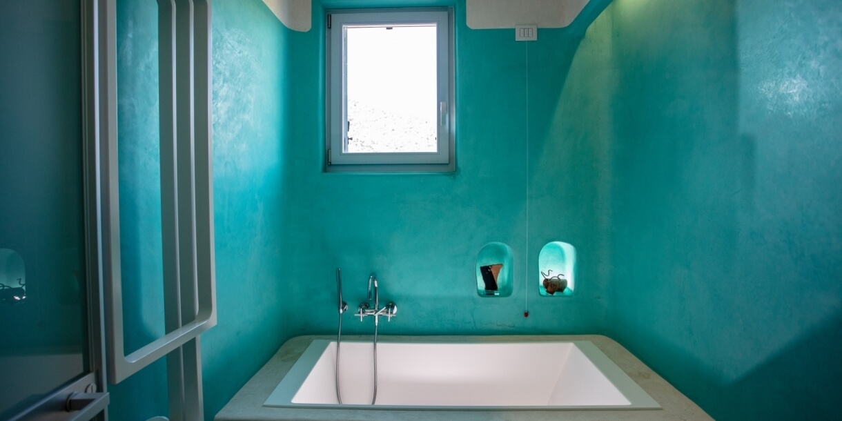 Vasca da bagno con pareti colorate e nicchie
