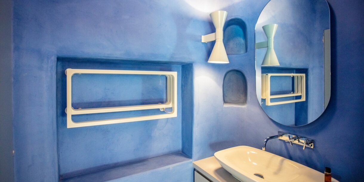 Particolari del bagno con pareti blu