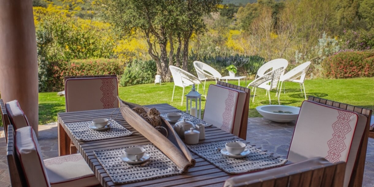 Tavolo esterno e area relax in giardino