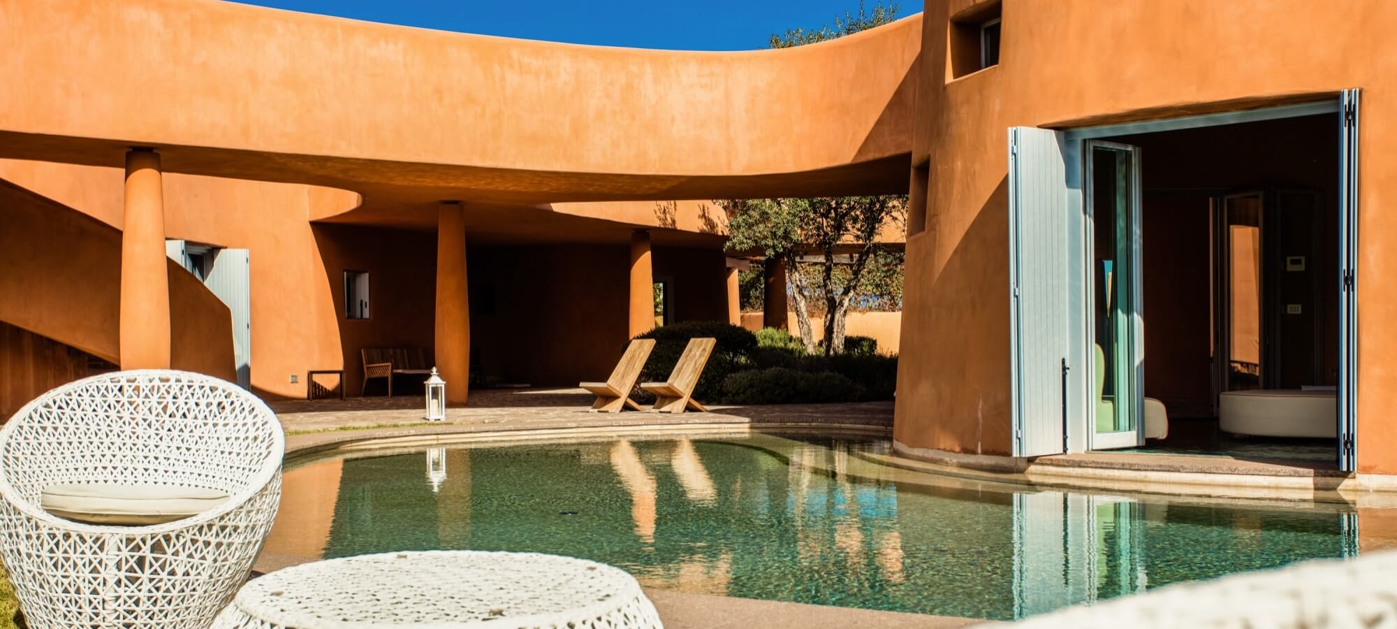 Piscina e dettagli arredi Villa Palas