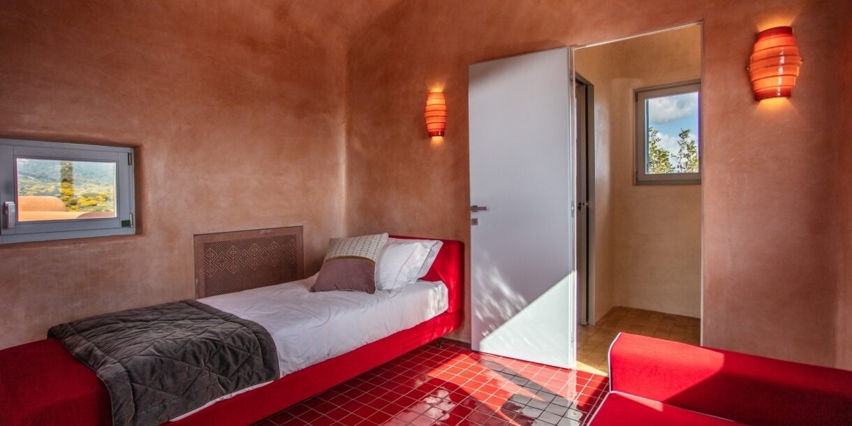 Camera singola con letto rosso