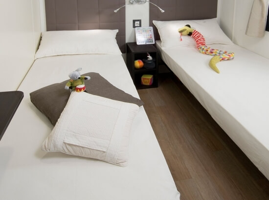 Chambre à coucher avec lits simples de la suite Paradise Suite Bay Bungalow