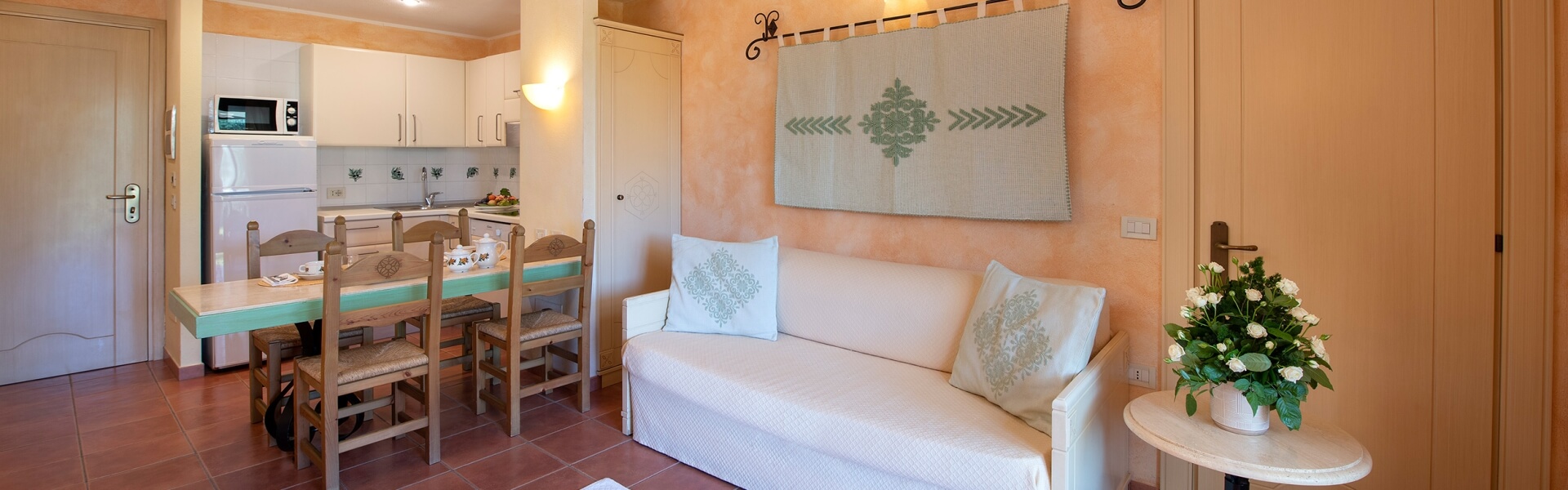 soggiorno e cucina del trilocale