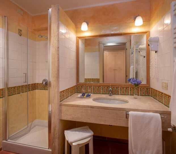 bathroom with shower of a two-room apartment 