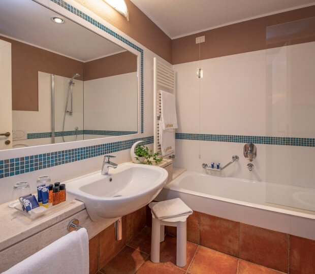 bagno con vasca doccia camera classica 