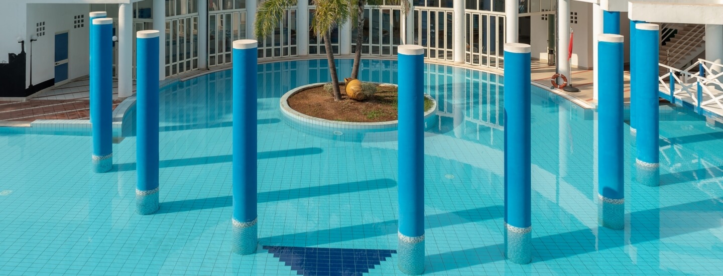 Colonne decorative nella piscina