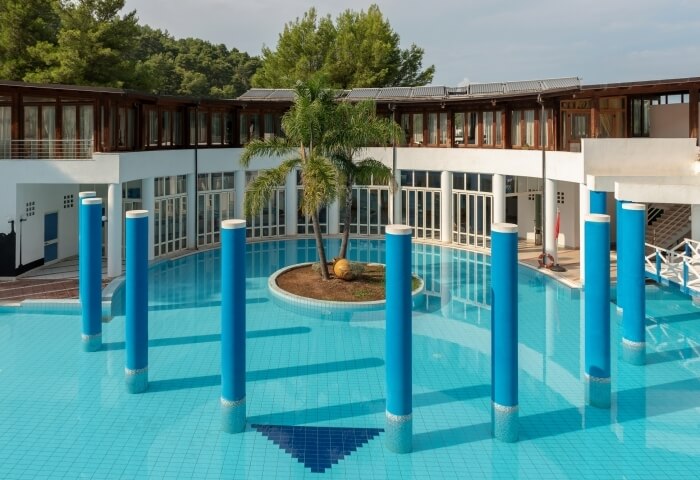 Colonne decorative nella piscina