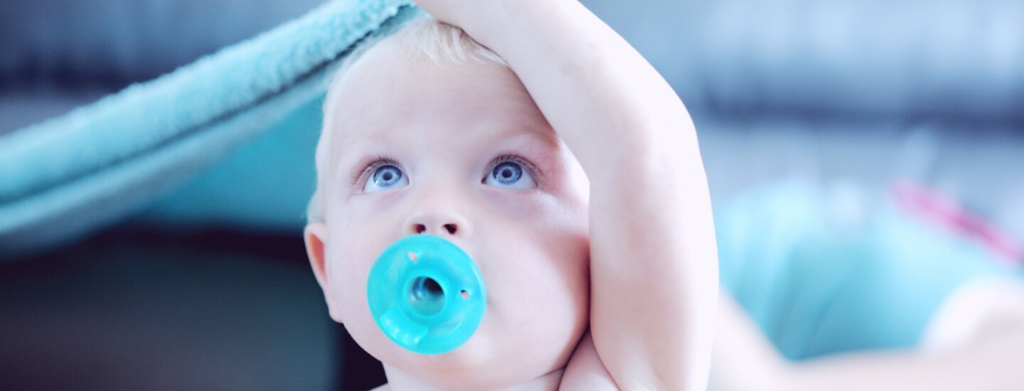 Bambino nella biberoneria