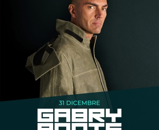 Uomo calvo in giacca di pelle, sguardo serio, su sfondo teal. Testo: "31 DICEMBRE GABRY PONTE" in bianco e