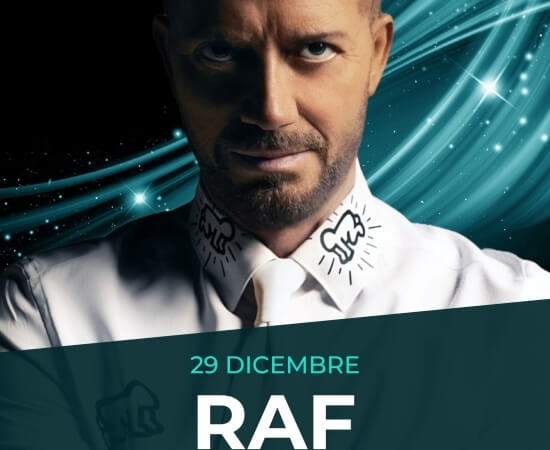 Poster promozionale per l'evento di Raf, con un uomo serio in camicia bianca su sfondo nero e blu-verde.