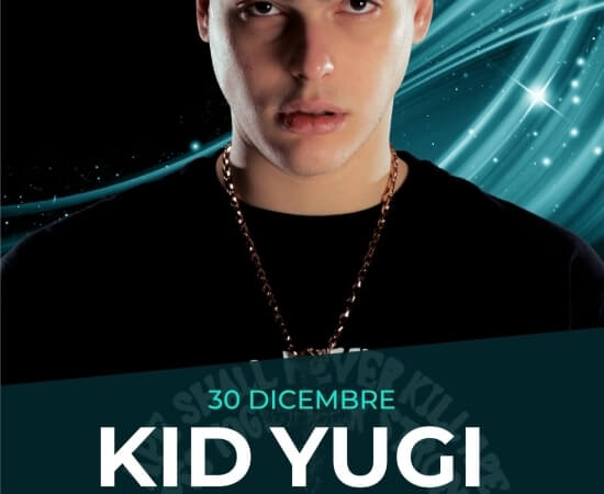 Pubblicità per il concerto di Kid Yugi: uomo serio con maglietta nera e catena d'oro, sfondo nero con luci blu e stelle.