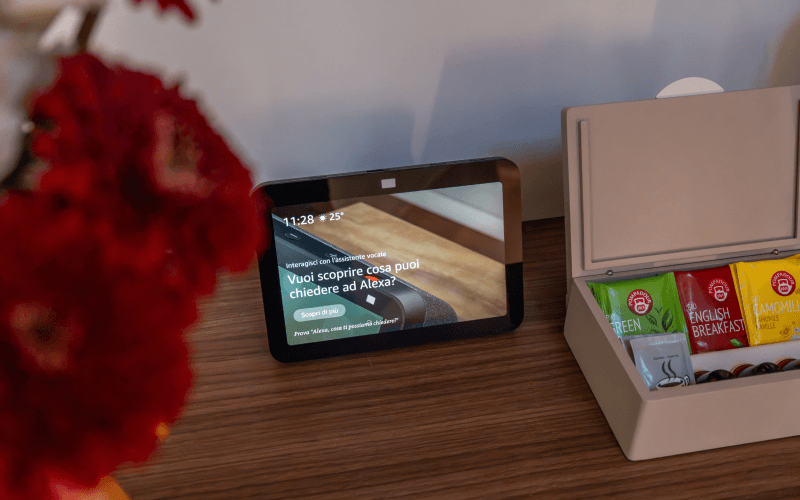 Display mostra ora e temperatura, accanto a una scatola di tè.