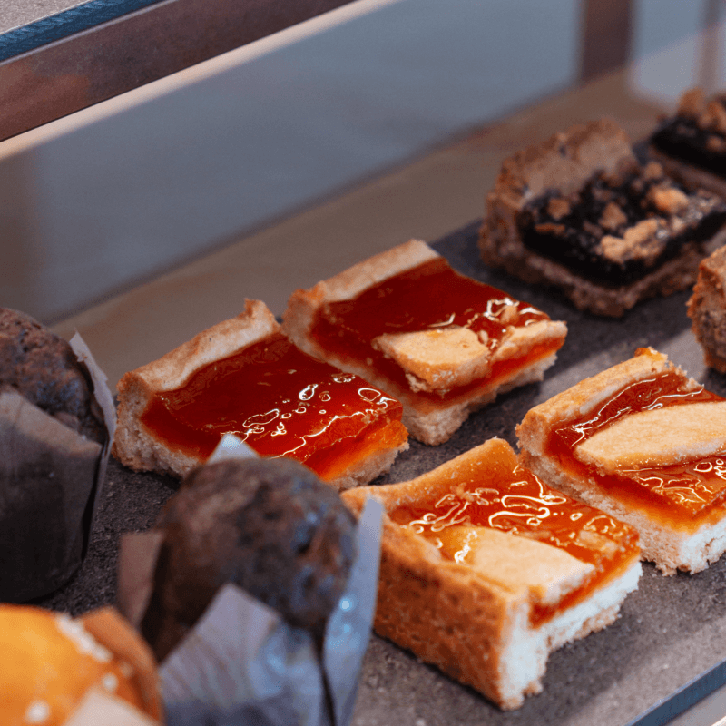 Selezione di dolci: muffin al cioccolato e pasticcini con marmellata.