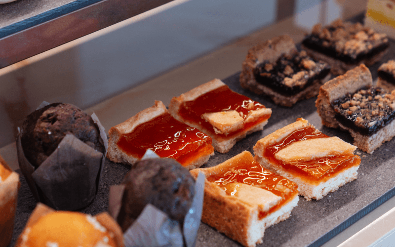 Varietà di dolci: muffin al cioccolato, torte alla frutta e pasticcini.