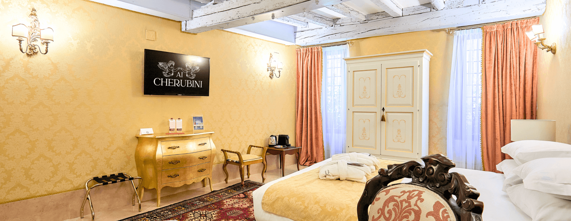 Camera d'hotel con carta da parati gialla e arredi eleganti.