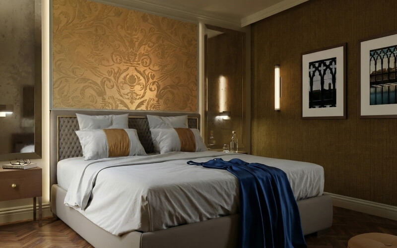 Camera d'hotel con letto bianco, testiera, comodino e decorazioni.