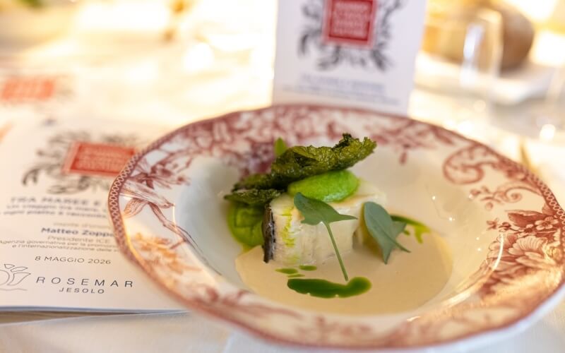 Piatto di pesce bianco con purè verde e foglia croccante.