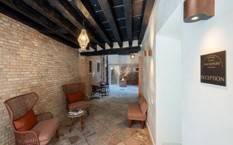 Outdoor seating area at Hotel San Samuele Venezia with wicker chairs.