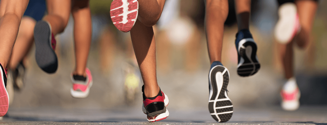 Persone che corrono con scarpe sportive colorate e dettagliate.