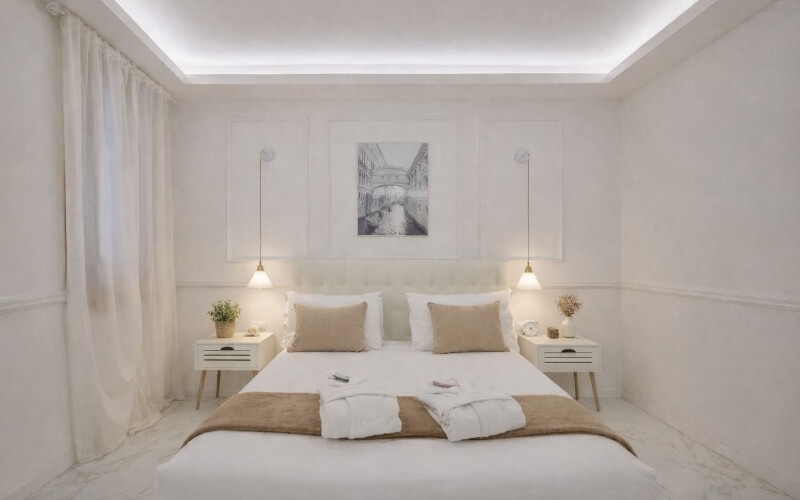 Camera d'hotel con letto king, piante e decorazioni eleganti.