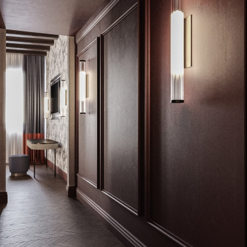Corridoio d'hotel con pareti in legno e illuminazione elegante.