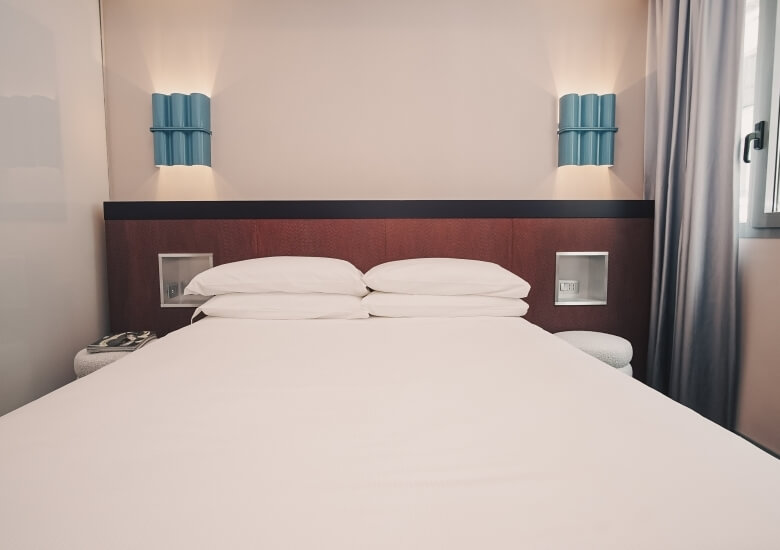 double bed hotel moderno
