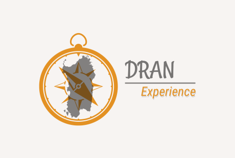 Logo con una bussola arancione e una mappa grigia, accompagnato dal testo "DRAN Experience" su sfondo bianco.