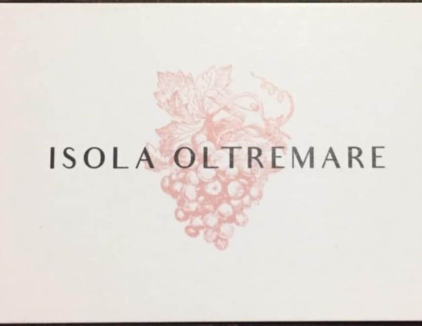 Logo di Isola Oltremare con testo grigio scuro e illustrazione di grappoli d'uva rossi su sfondo bianco.