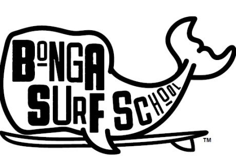 Logo in bianco e nero per "BONGA SURF SCHOOL" con una pinna di surf e una coda di balena stilizzata.