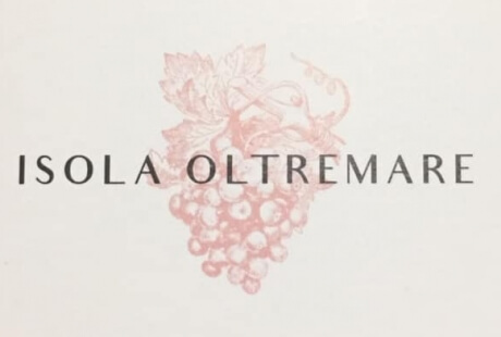 Illustrazione di un grappolo d'uva rossa su sfondo crema, con il testo "ISOLA OLTREMARE" in nero sopra al centro.
