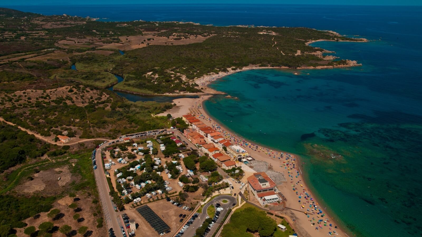 foto dall'alto dell'area sosta camper Oasi Gallura