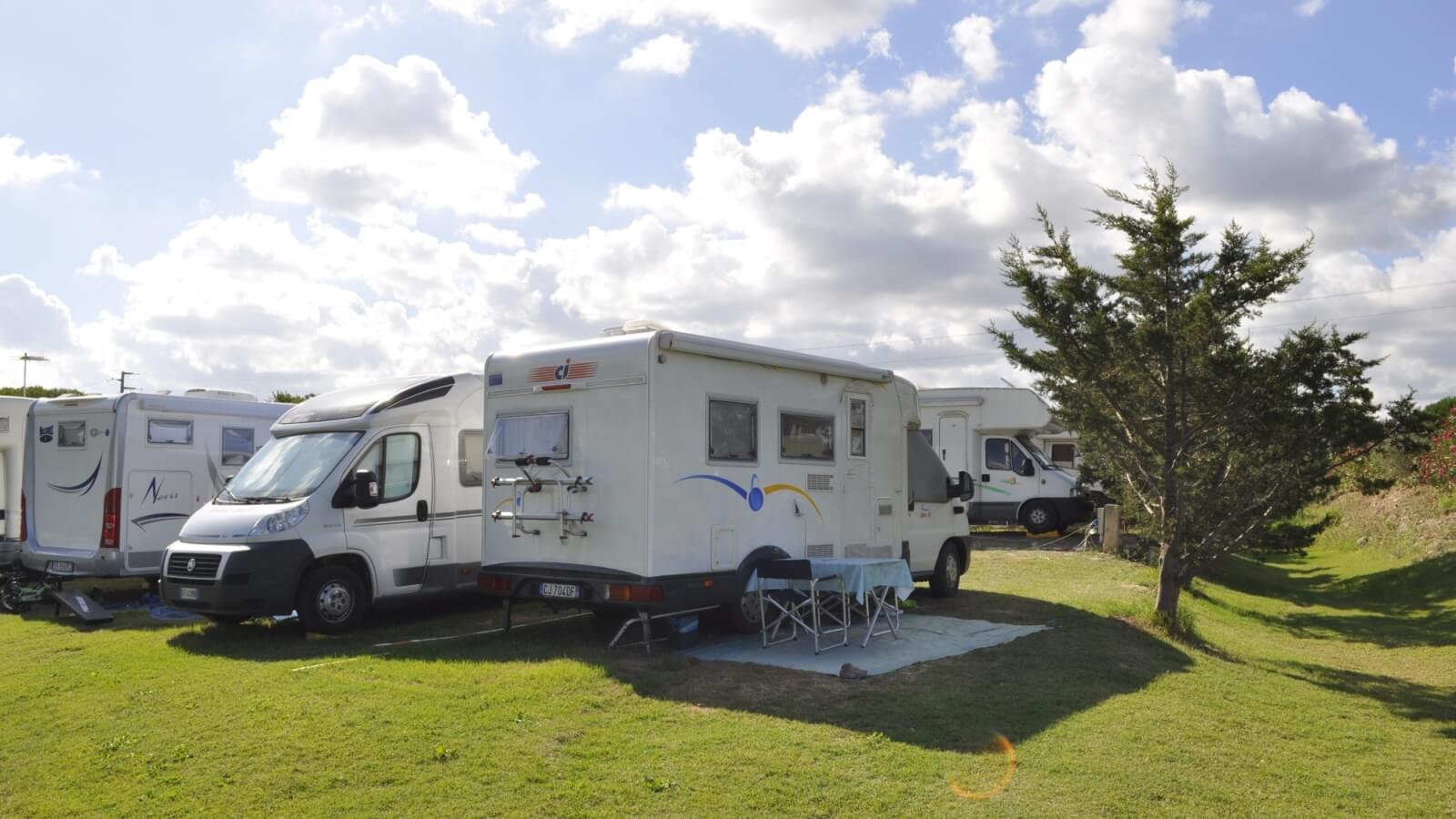 camper parcheggiati in area di sosta