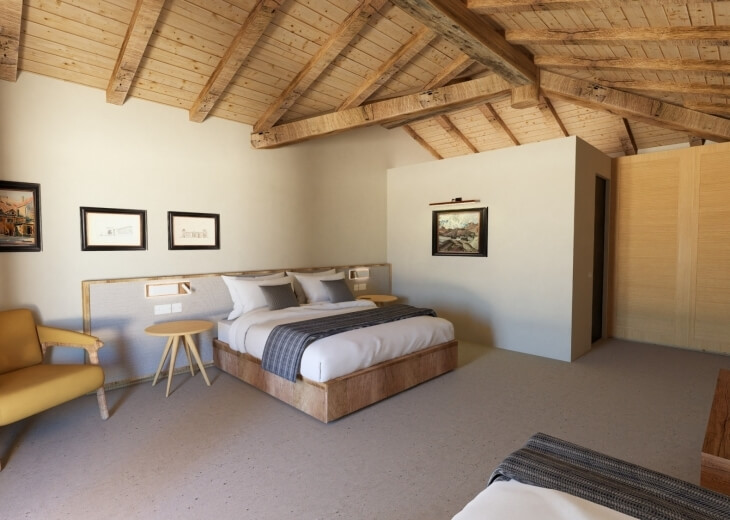 Camera d'hotel con soffitto a travi, letto grande e poltrona gialla.